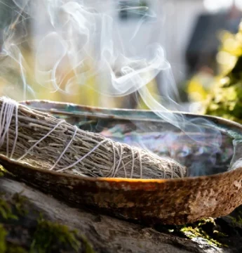 Čo je vydymovanie? Rituál na očistenie sa od negatívnej energie