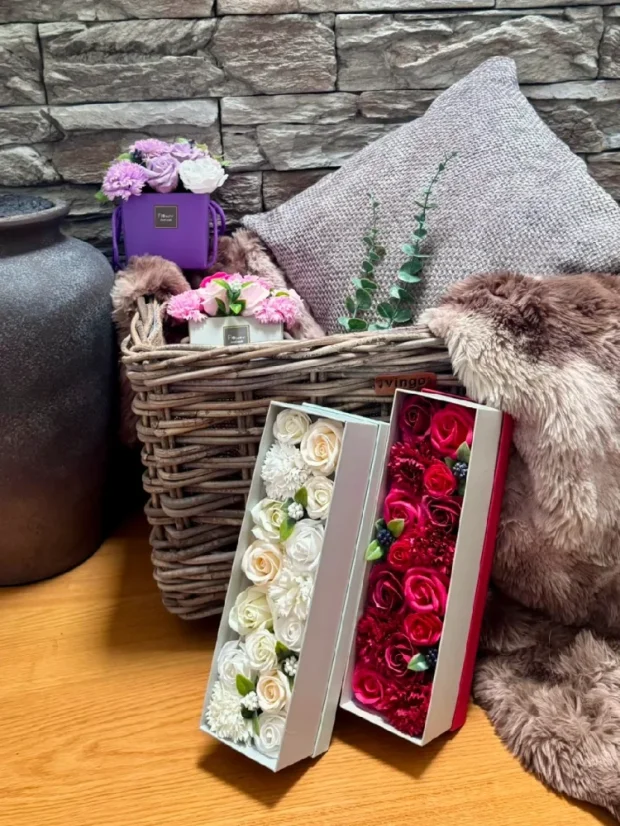 Mydlové kvety - dlhý darčekový box, biela ivory