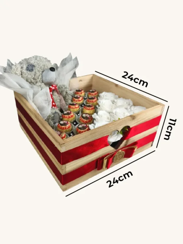 Darčekový box kombinovaný s mydlovými ružami, pralinkami a plyšovým medvedíkom, štvorcový box, biela kombinácia