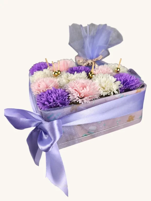 Mydlové kytice + sviečka vo vianočnom boxe, 18x18cm, fialový box