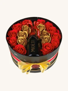 Darčekový box kombinovaný s mydlovými ružami a sektom, okrúhly box, červeno-zlaté ruže