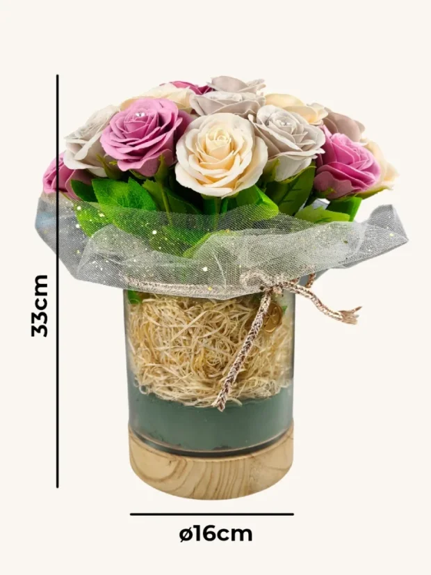 Luxusná kytica mydlových ruží, sklenená dóza na drevenom podstavci, pastelové ruže