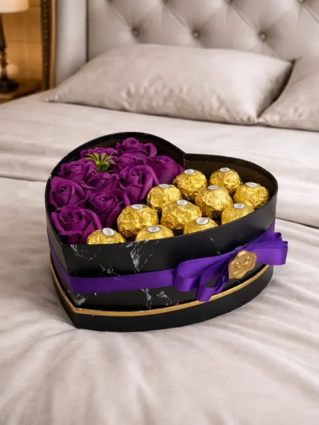 Dárkový box ve tvaru srdce, kombinovaný s růžemi a pralinkami, fialové růže, Ferrero Rocher