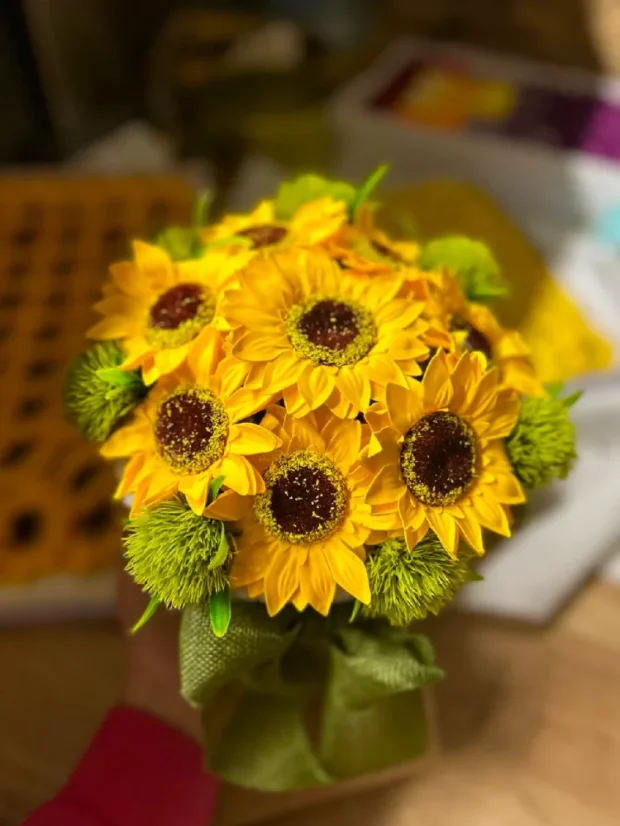 Darčekový set mydlových slnečníc, biely košík so zelenou stuhou