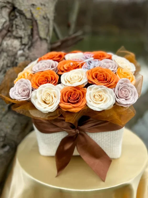 Luxusná kytica mydlových ruží, biely obdĺžnikový košík, pastelové ruže, oranžovo-hnedé