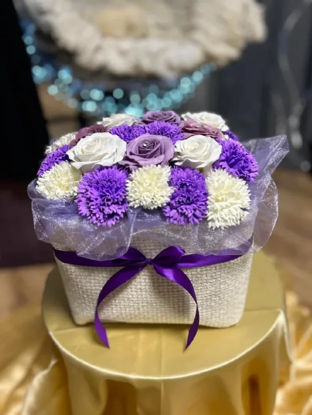 Luxusná kytica mydlových ruží, biely obdĺžnikový košík, pastelové ruže, fialové