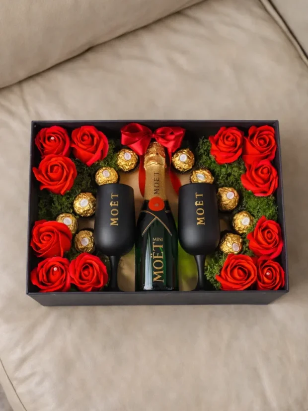Darčekový box Moët, fľaša + unikátne poháre, s mydlovými ružami a pralinkami, červeno-zlatá kombinácia