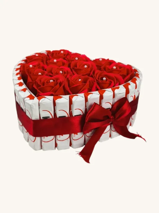 Darčekový box v tvare srdca, kombinovaný s ružami a pralinkami, červené ruže, Kinder