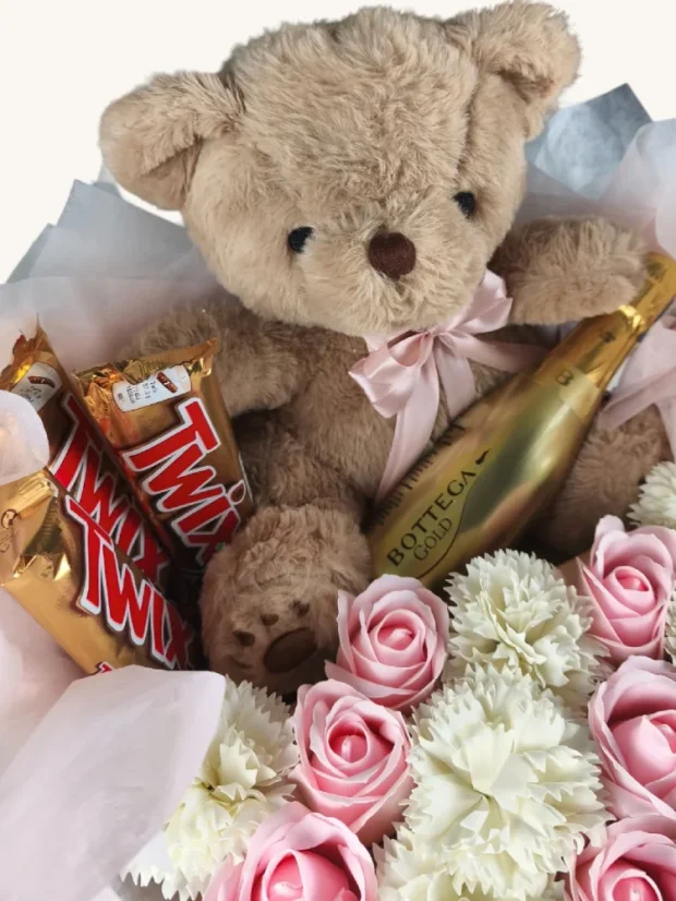 Darčekový box kombinovaný s mydlovými ružami, pralinkami, sektom a plyšovým mackom, okrúhly box, bielo-ružová kombinácia