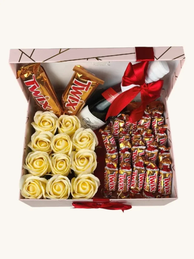 Darčekový box kombinovaný s mydlovými ružami a pralinkami, žlté ruže, Twix, malé šampanské