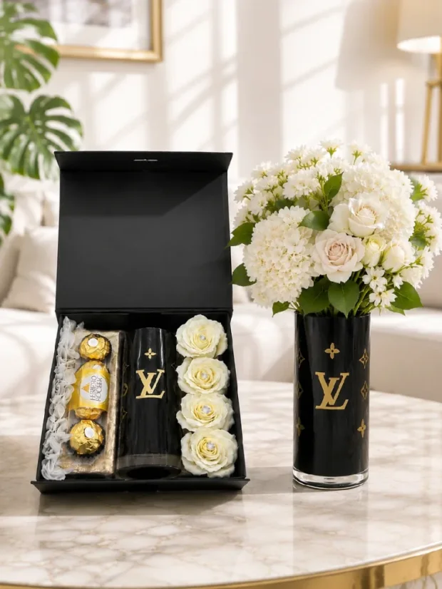 Dárkový box Louis Vuitton, skleněná váza, mýdlové zlaté růže, čokoládové pralinky