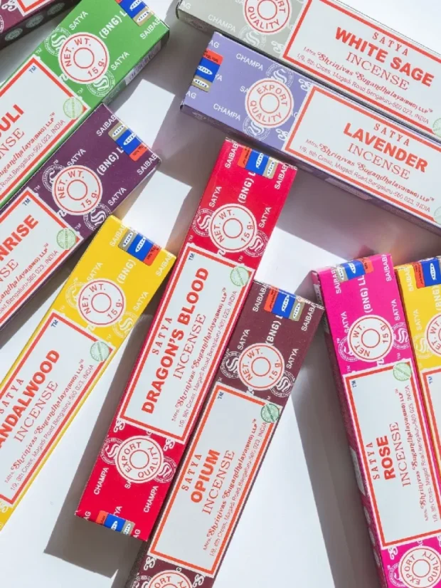 Indické vonné tyčinky Satya, ± 15 tyčiniek v balení, ručná výroba, rôzne vône - P00118: Kadidlo