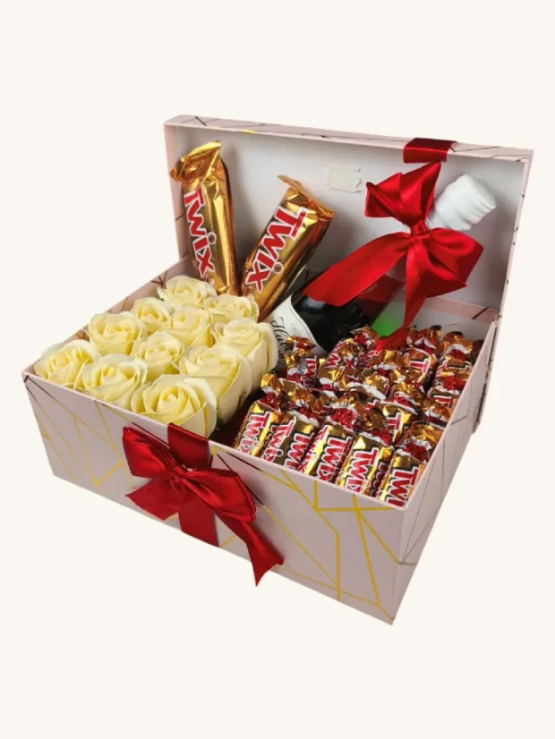 Darčekový box kombinovaný s mydlovými ružami a pralinkami, žlté ruže, Twix, malé šampanské