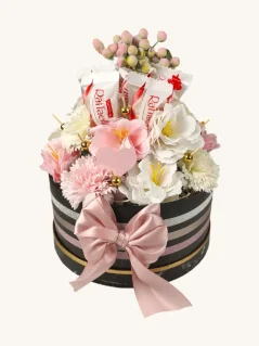 Darčekový box kombinovaný s mydlovými kvetmi a pralinkami, ružovo-biele kvety, Raffaello