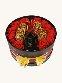 Darčekový box kombinovaný s mydlovými ružami a sektom, okrúhly box, červeno-zlaté ruže