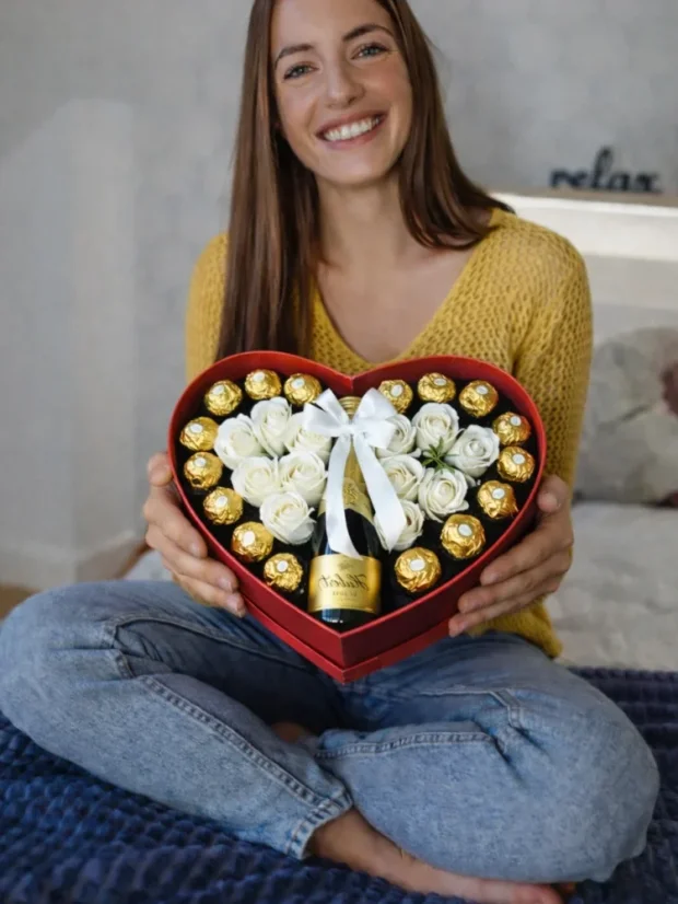 Srdiečkový darčekový box s mydlovými ružami, sektom a pralinkami, Ferrero Rocher, Hubert de Luxe