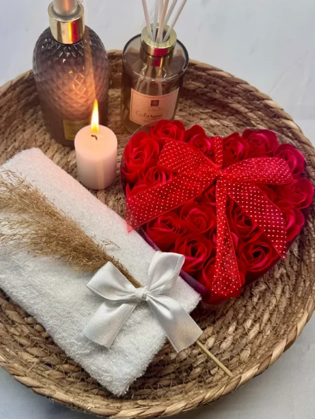 Darčeková sada mydlových kvetov, 24x ruža, tvar srdca, ružová