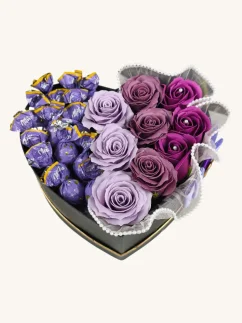 Darčekový box kombinovaný s mydlovými ružami a pralinkami, srdiečkový box, fialová kombinácia