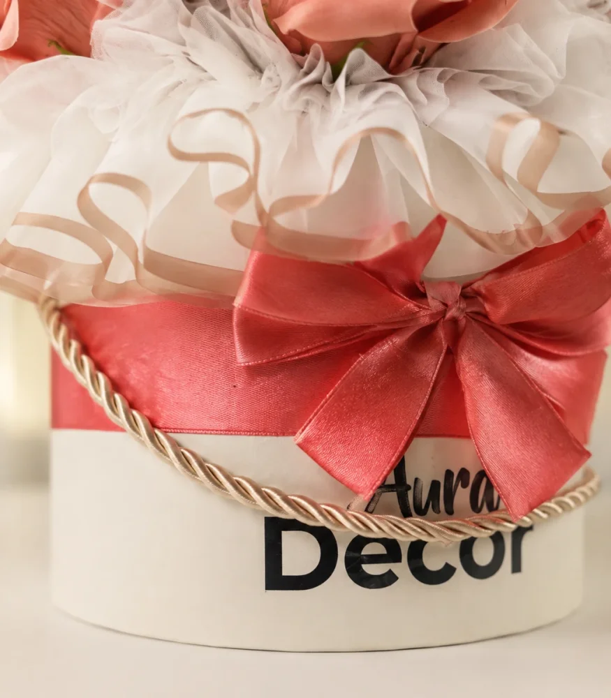 Detail značkového loga Aura Decor na flower boxe s mydlovými ružami