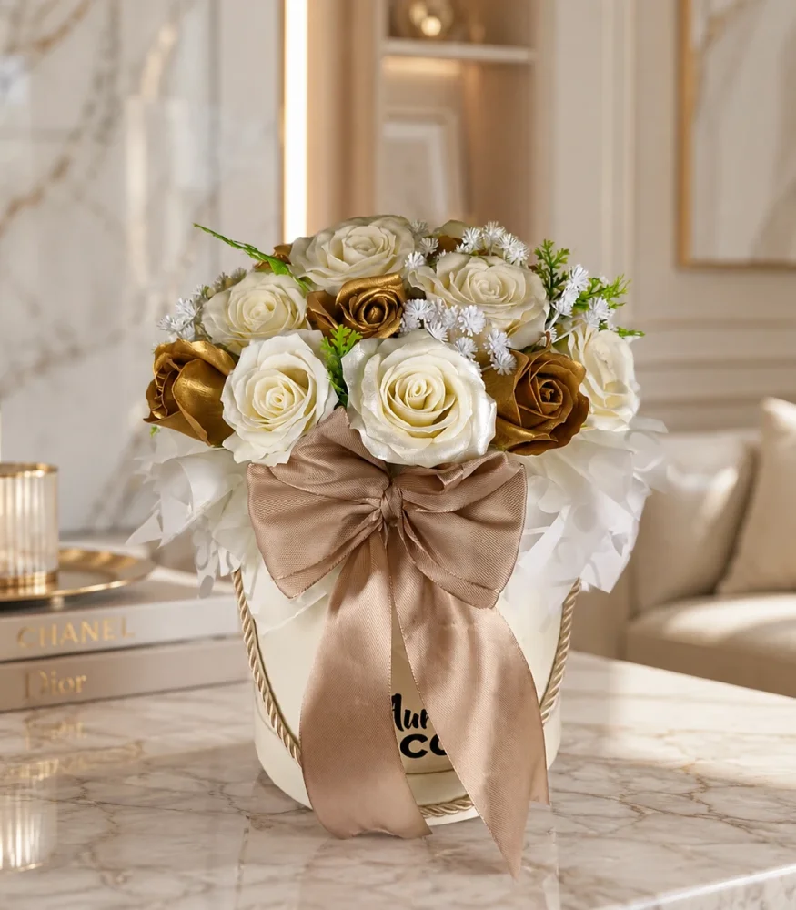 Veľký krémovo-zlatý flower box Aura Decor vystavený v elegantnom interiéri