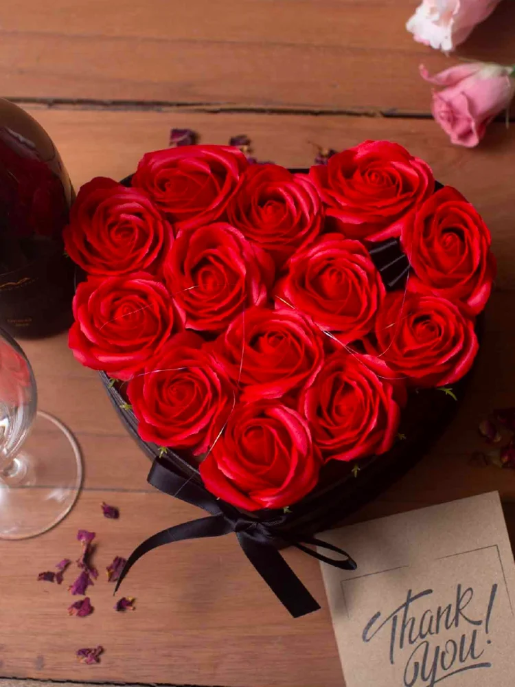 Mydlové kvety, darčekový box v tvare srdca, 13 ruží