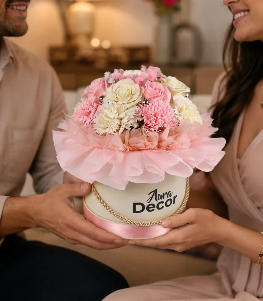 Muž odovzdáva žene ružový flower box ako darček k narodeninám