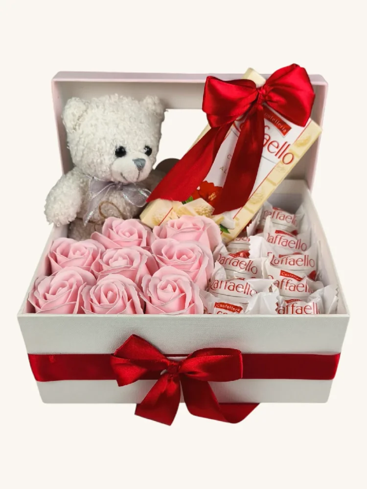 Darčekový box kombinovaný s mydlovými ružami a pralinkami, ružové ruže, Raffaello, plyšový macko