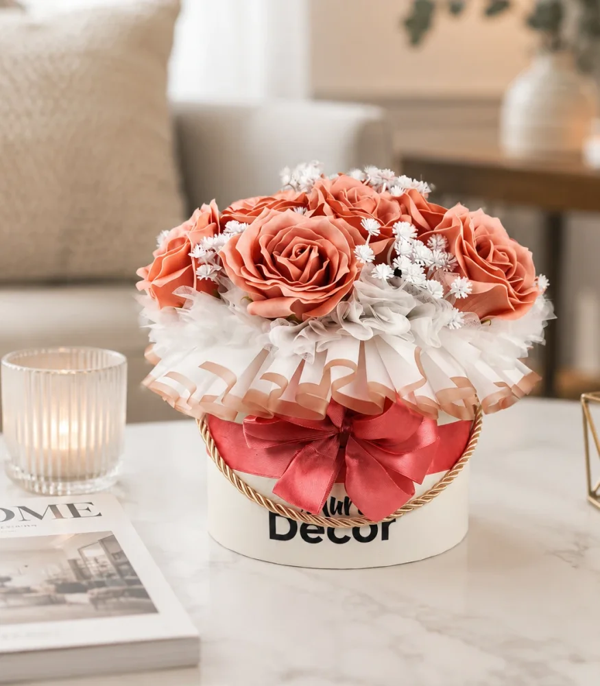 Béžový flower box s mydlovými ružami v odtieni benátskej ružovej